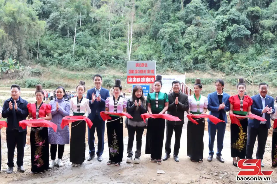 Buổi lễ cắt băng khánh thành cây cầu sắt qua suối Nậm Pát, xã Bó Sinh, huyện Sông Mã, tỉnh Sơn La ngày 14/12/2024.