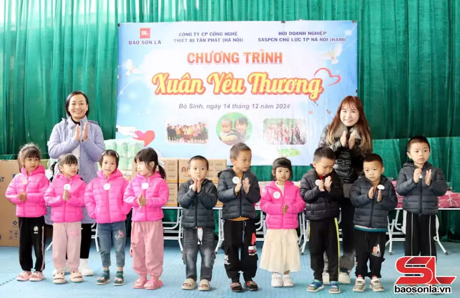 Đại diện công ty Tân Phát Etek tặng áo ấm cho học sinh mầm non.