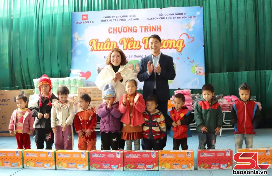 Lãnh đạo UBND huyện Sông Mã và đơn vị tài trợ tặng sữa cho học sinh.