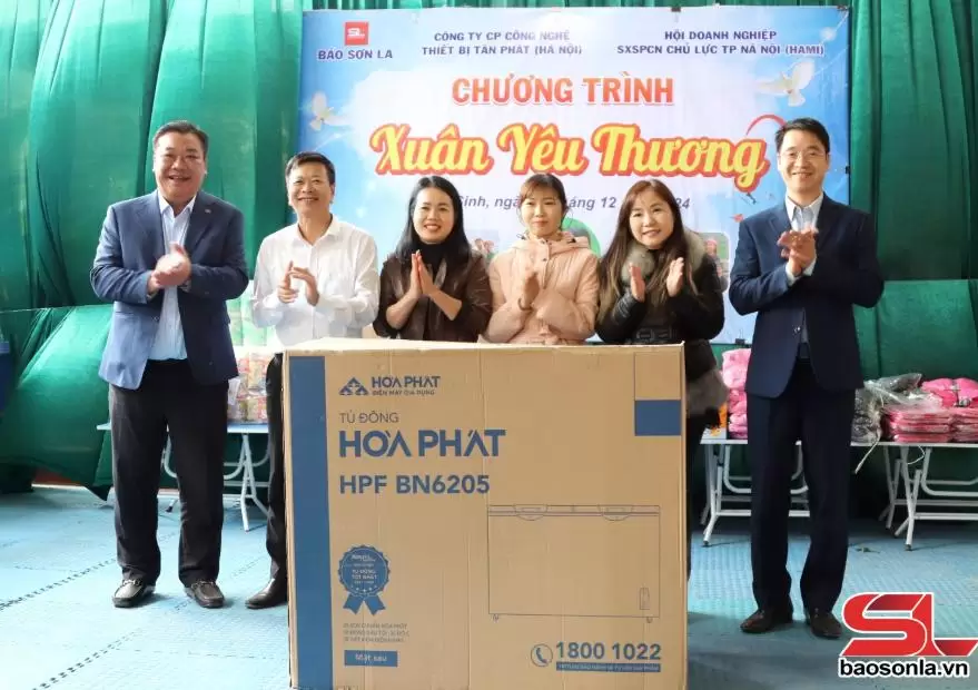 Tặng tủ lạnh cho trường học.