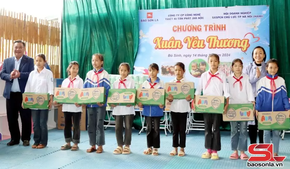 Lãnh đạo Công ty Điện lực Sơn La và doanh nghiệp tặng sữa cho học sinh trường tiểu học.