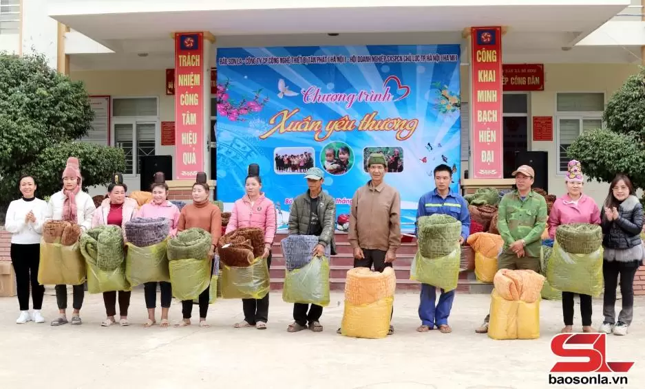 Tặng chăn ấm cho bà con.