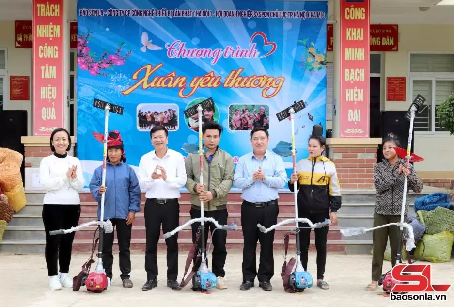 Tặng máy cắt cỏ cho hộ dân nghèo.