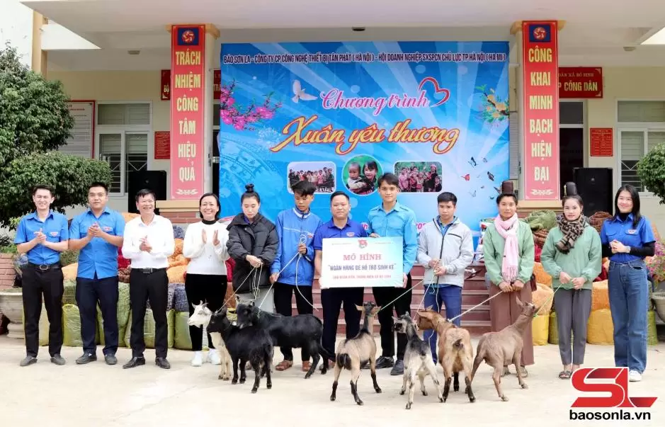 Tặng dê giống cho bà con tăng gia sản xuất.