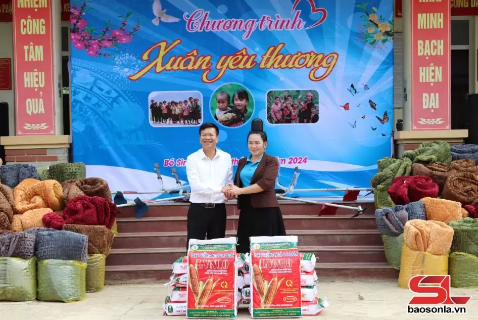 Tặng 2 tạ ngô giống cho Hội Phụ nữ xã.