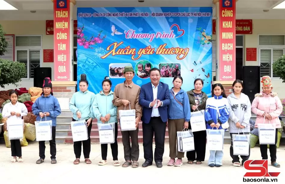 Tặng 10 suất quà Tết cho các hộ nghèo.