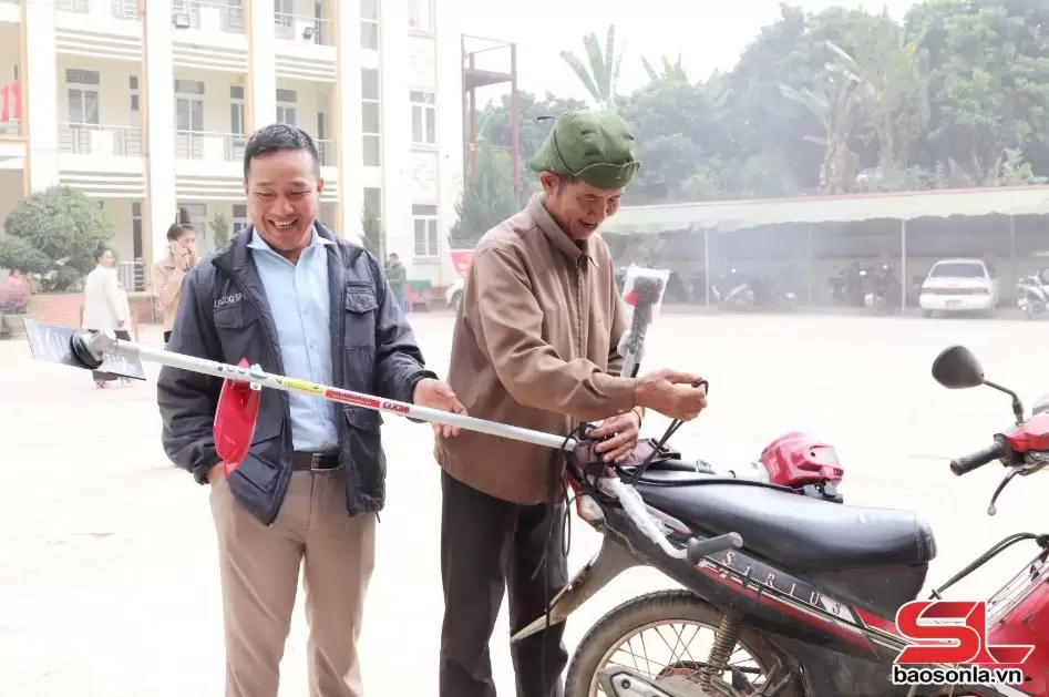 Người dân phấn khởi với những món quà ý nghĩa.