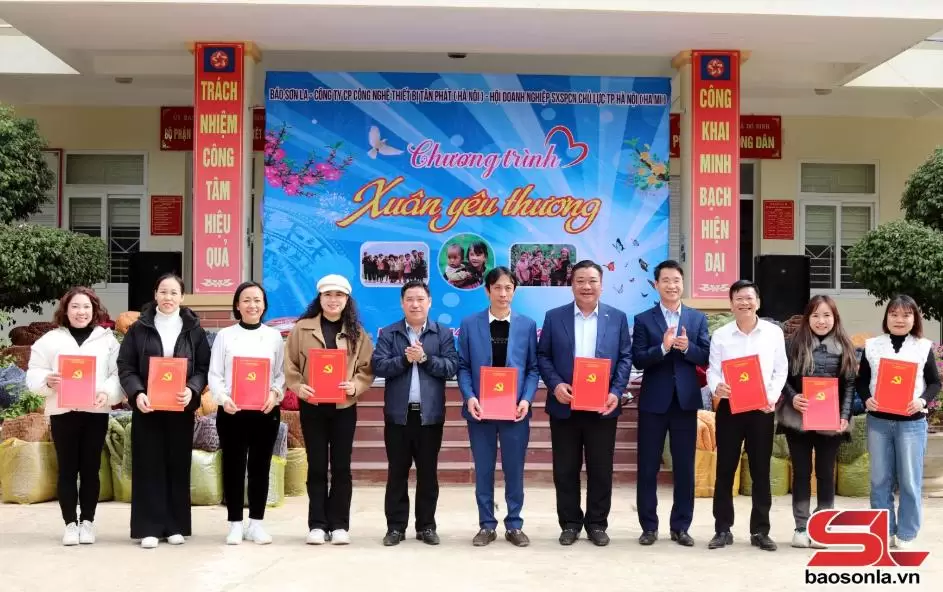 Lãnh đạo huyện Sông Mã trao thư cảm ơn cho các đơn vị tài trợ.